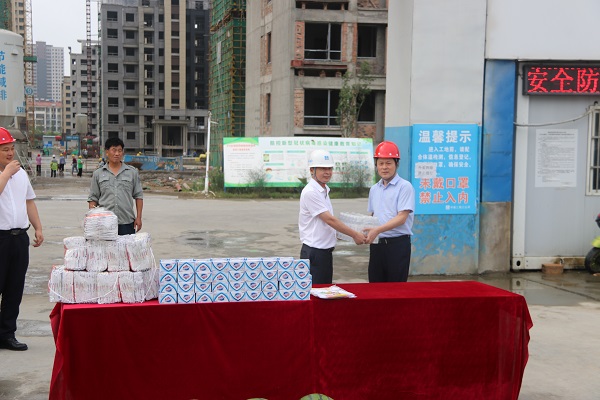 杨晓彬到徽盐地产定远、、泗县项目公司开展高温慰问